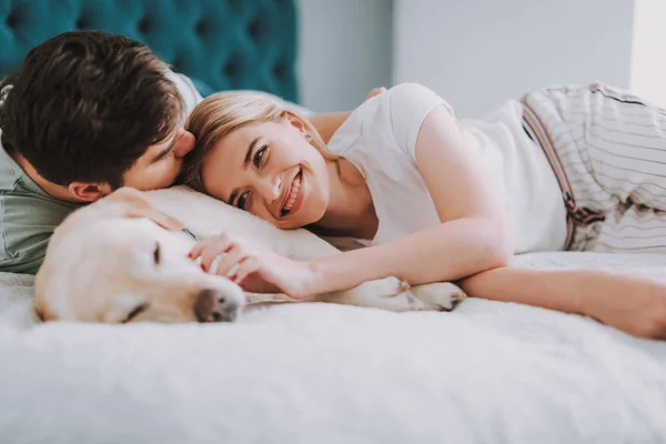 Nette, angenehme Frau, die mit ihrem Freund im Bett liegt — Stockfoto