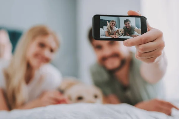 Selektivní fokus smartphone v rukou člověka, pozitivní — Stock fotografie