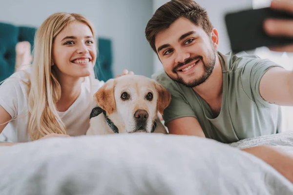 Alegre barbudo haciendo selfie con su novia — Foto de Stock