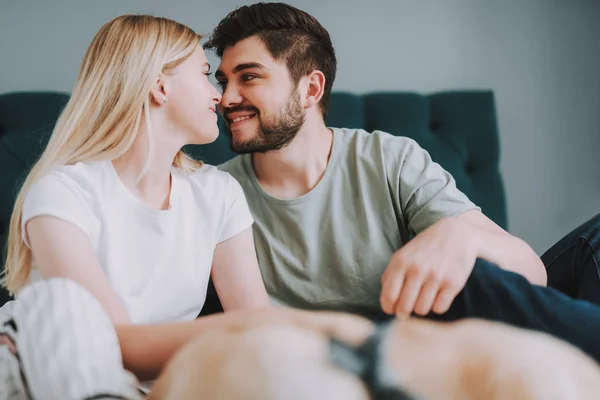 Encantado casal amoroso olhando um para o outro — Fotografia de Stock