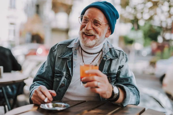 Vieil homme élégant reposant dans un café extérieur — Photo