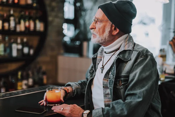Стильный старик проводит время в баре — стоковое фото