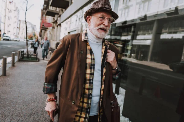 Hipster γέρος το περπάτημα στην πόλη — Φωτογραφία Αρχείου