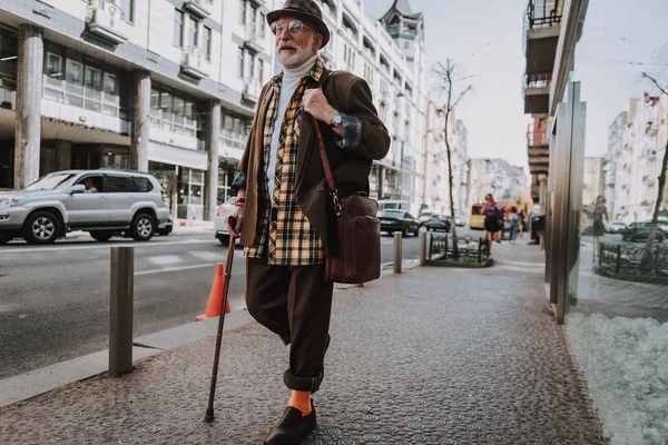 Hipster anciano caminando por la calle — Foto de Stock