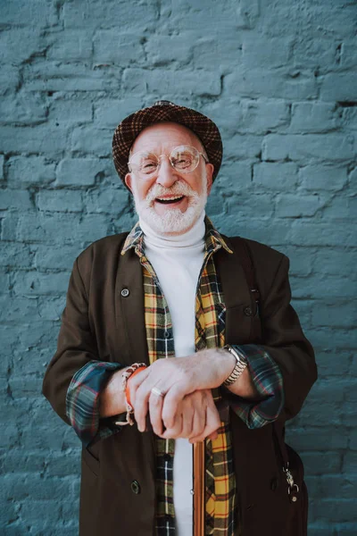 Lycklig äldre man med hatt på gatan — Stockfoto