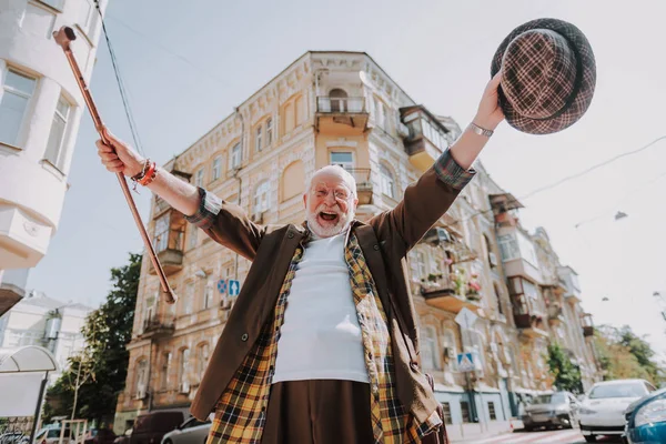 Stílusos vidám öreg ember élvezi az életet a városban — Stock Fotó