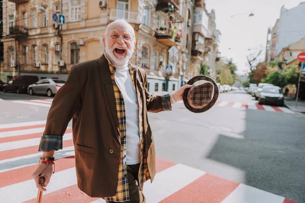 Feliz elegante velho homem passar tempo na cidade — Fotografia de Stock