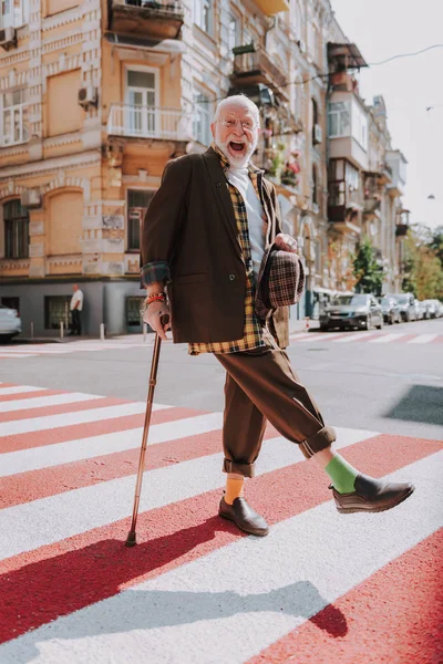 时尚开朗的老人在街上玩把戏 — 图库照片