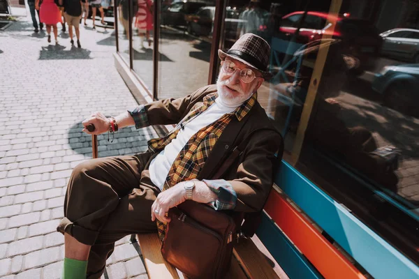 Vieil homme à la mode passant du temps dans la ville — Photo
