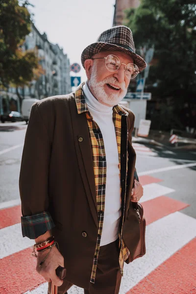 Стильный пожилой человек, проводящий время в городе — стоковое фото