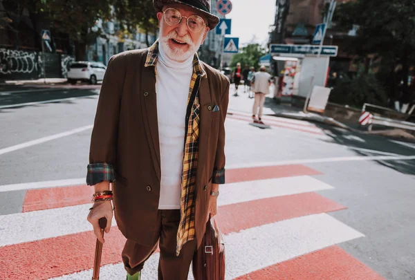 Hipster alegre anciano caminando por la calle — Foto de Stock