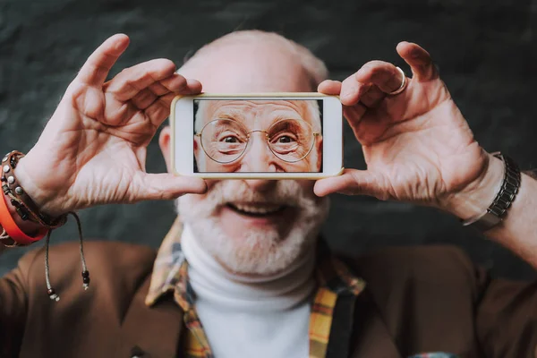 Portrait de vieil homme élégant faisant selfie — Photo