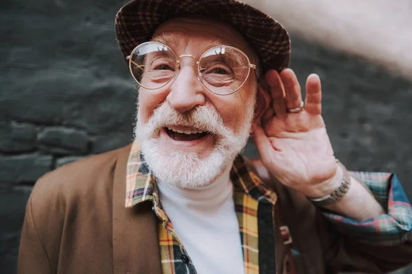 Retrato de viejo hombre con discapacidad auditiva con estilo — Foto de Stock
