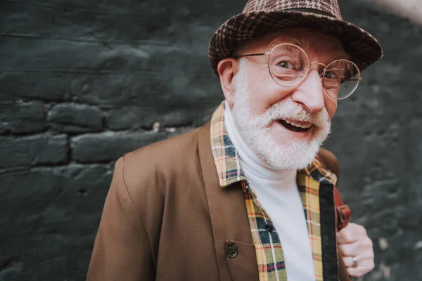 Retrato de hombre viejo y elegante con mirada burlona — Foto de Stock