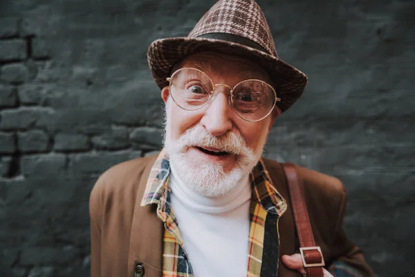 Viejo con estilo en un sombrero de moda — Foto de Stock