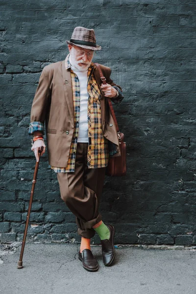 Стильный старик с портфелем и тростью. — стоковое фото
