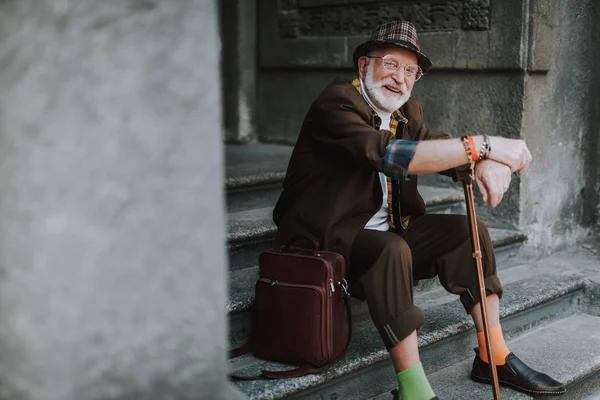 Homme âgé assis sur les marches de la ville — Photo