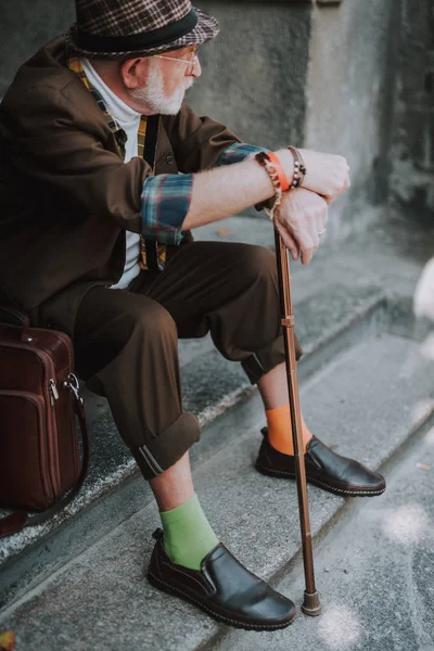 Portrait complet de l'homme âgé au repos — Photo