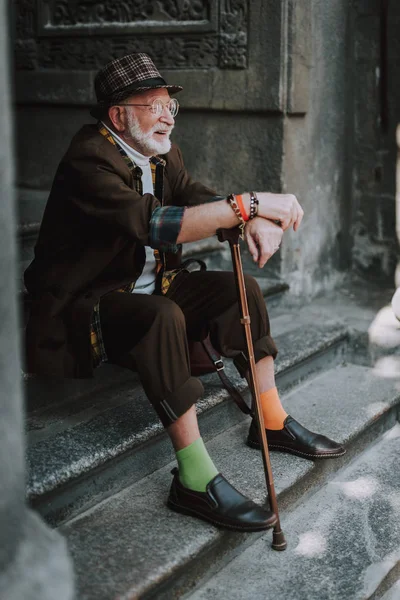 Retrato de comprimento total de pensionista alegre elegante — Fotografia de Stock