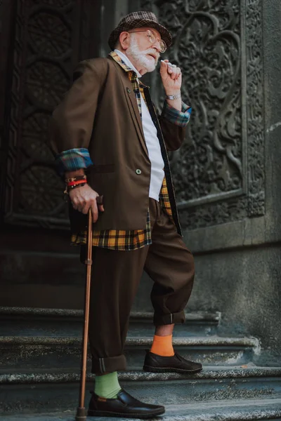 Full length portrait of smoking old man — Stock Photo, Image