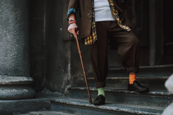 Låg vinkel porträtt av eleganta söker pensionär — Stockfoto