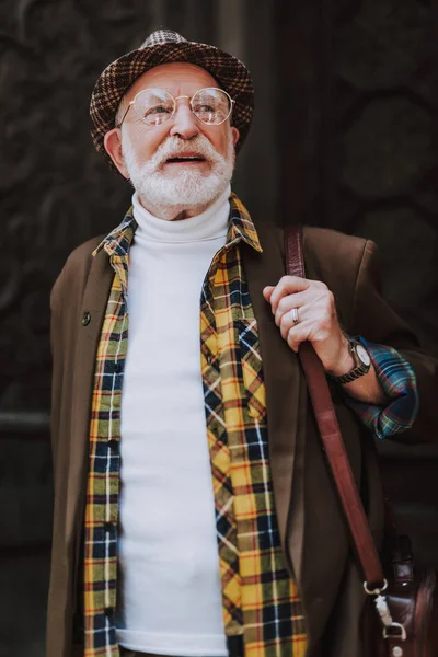 明るくスタイリッシュな古い男性は屋外を歩いてください。 — ストック写真