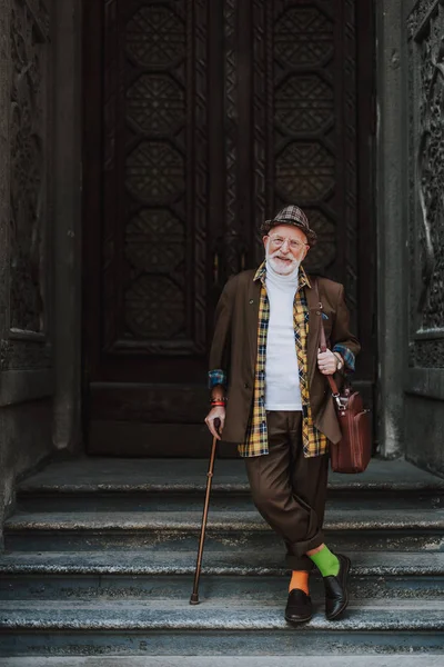 Alegre anciano con estilo en el fondo urbano — Foto de Stock