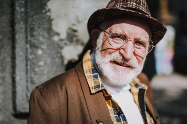 Neşeli şık yaşlı adam sokakta yürürken — Stok fotoğraf