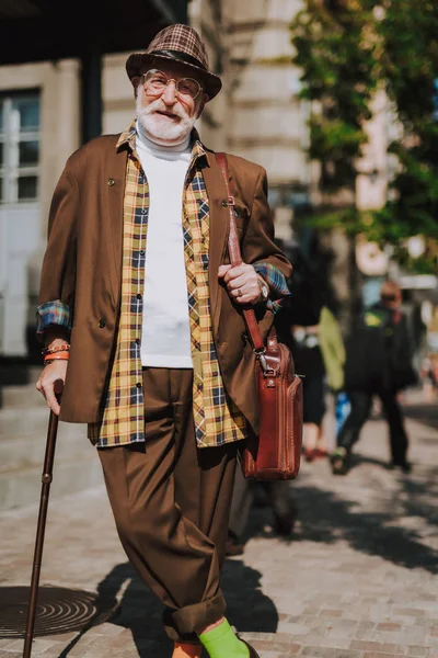 Hipster vieil homme debout dans la rue urbaine — Photo