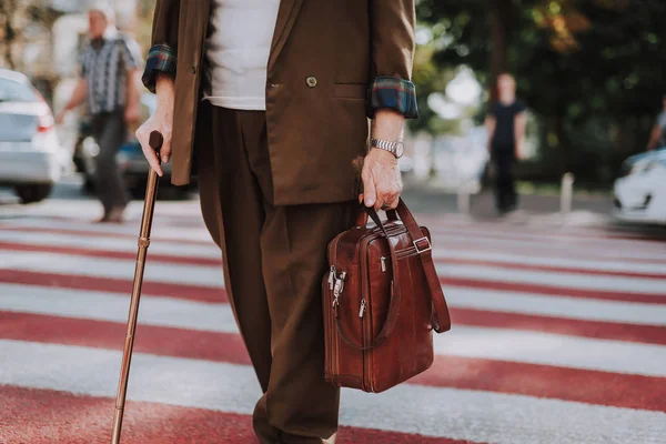 Stylish old man walking across the street — Stock Photo, Image