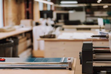 Arka plan bulanık üzerinde iş ekipmanları ile modern ofis