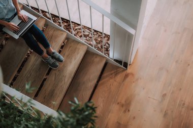 Genç Bayan kot pantolon latop üzerinde çalışma