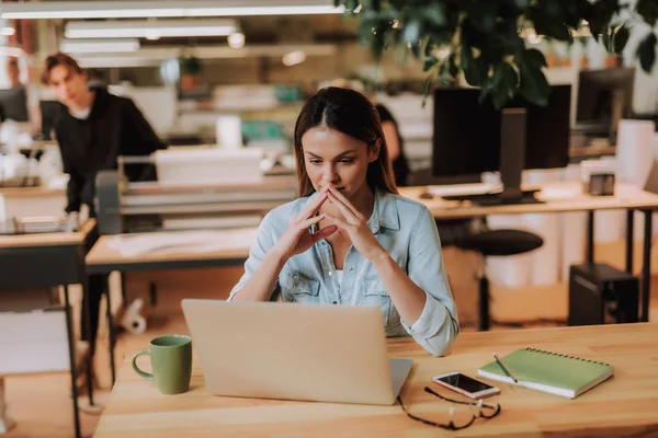 Bella signorina guardando il computer portatile in ufficio moderno — Foto Stock