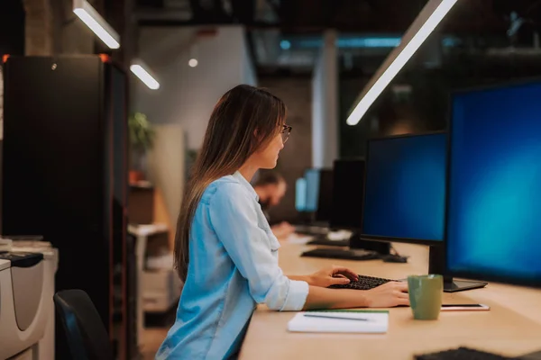 Charmante jonge dame bezig met computer in moderne kantoor — Stockfoto