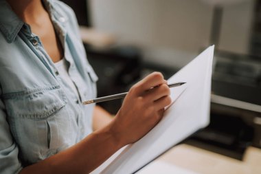 Genç kadın boş poster mockup üzerinde çizimler oluşturma