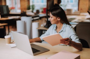 Belgeleri holding ve mesajlarını, cep telefonu güzel genç bayan