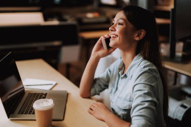 Güzel genç bayan iş yerinde cep telefonunuzun konuşma