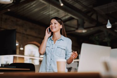 Telefon konuşmayı ofisinde güzel genç bayan