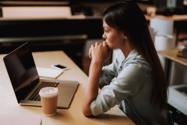 Ragazza pensierosa pensando a idee per il nuovo progetto di business — Foto Stock