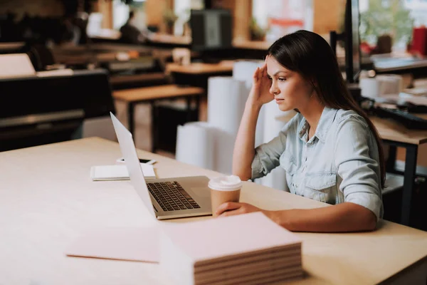 Jovencita pensando en ideas para un nuevo proyecto empresarial — Foto de Stock