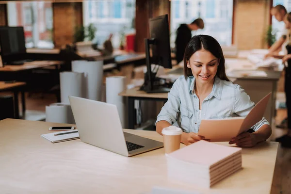 Charmante jonge dame werken bij moderne kantoor — Stockfoto