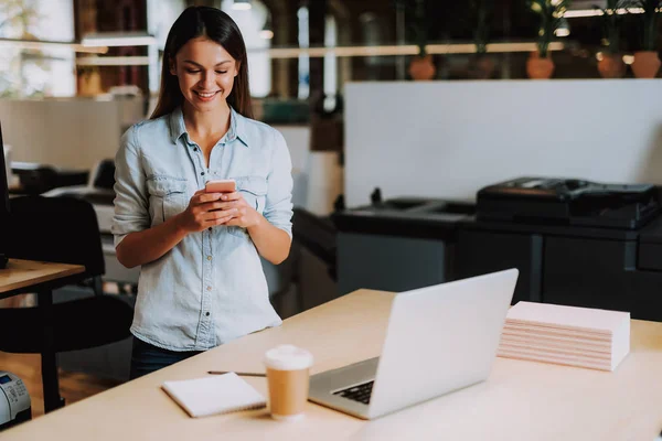 Bella signorina che utilizza il cellulare in ufficio — Foto Stock