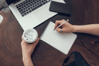 Defter ve notlar içinde yapım kişi üstten görünüm