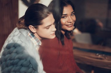 Kafasını onun kız arkadaşının omzuna koyarak huzurlu genç adam