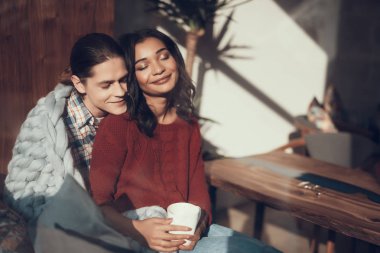 Çok güzel çift gülümseyen ve sarılma süre gözlerini kapatma