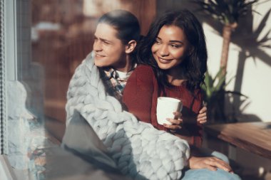 Gülümsemeyle mesafe bakarak ve sarılma çift