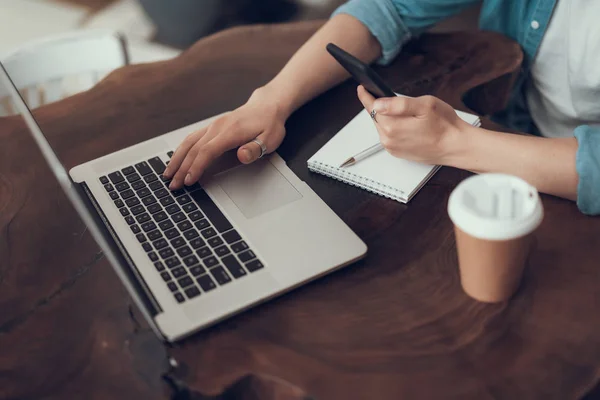 Lakonisches Bild von Fingern, die Laptop-Tastatur berühren — Stockfoto