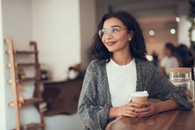 Kafasını çevirerek ve barda duran gülümseyen mutlu Bayan sayaç