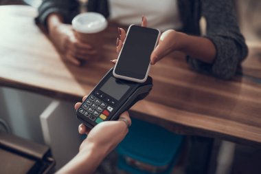 Akıllı telefon tutarak ve temassız ödeme sistemini kullanarak manikür bayanla