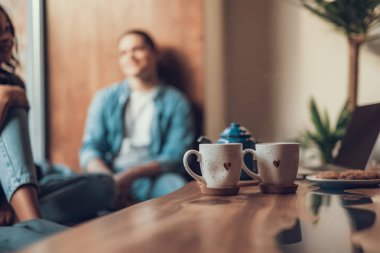 Seçici odak masada duran iki güzel bardak